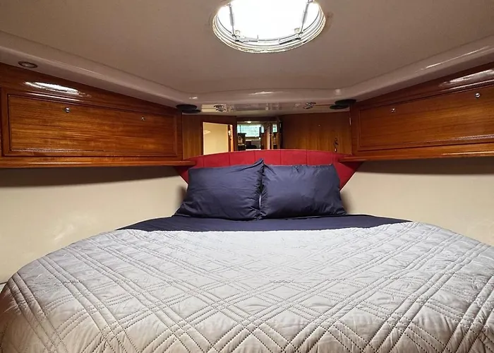 Private Yacht Walk To And Centro Relax Botel