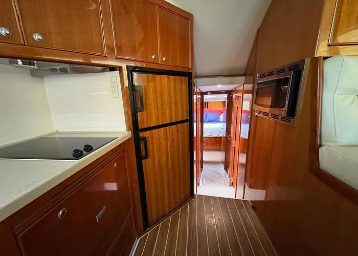 Private Yacht Walk To And Centro Relax